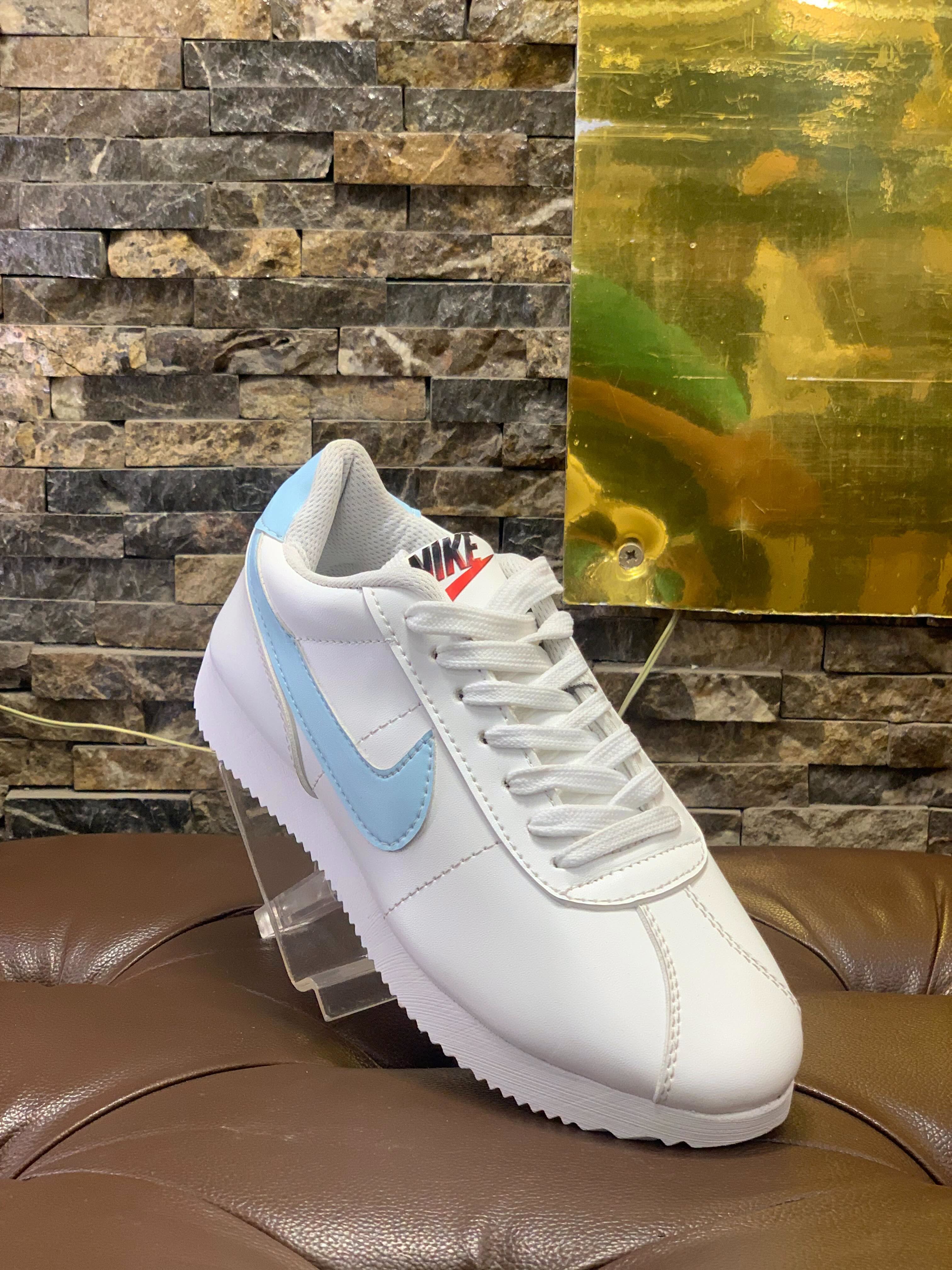 NIKE SNEAKERS