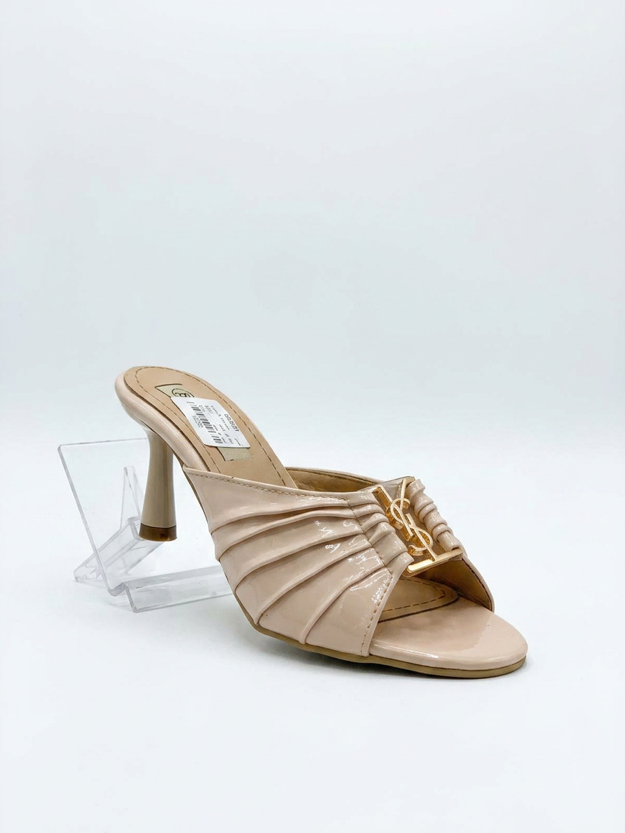 Slippers with an attractive, shiny finish