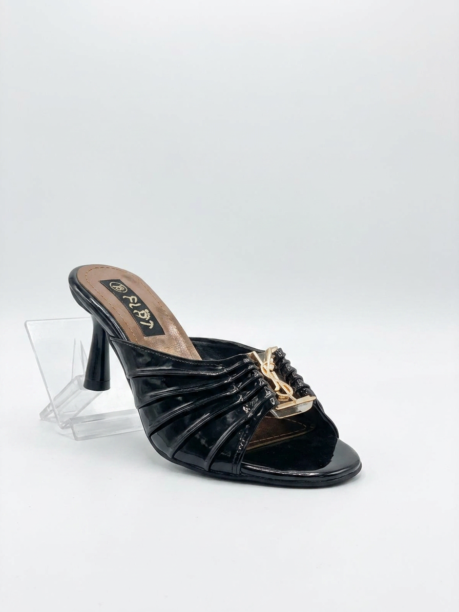 Slippers with an attractive, shiny finish