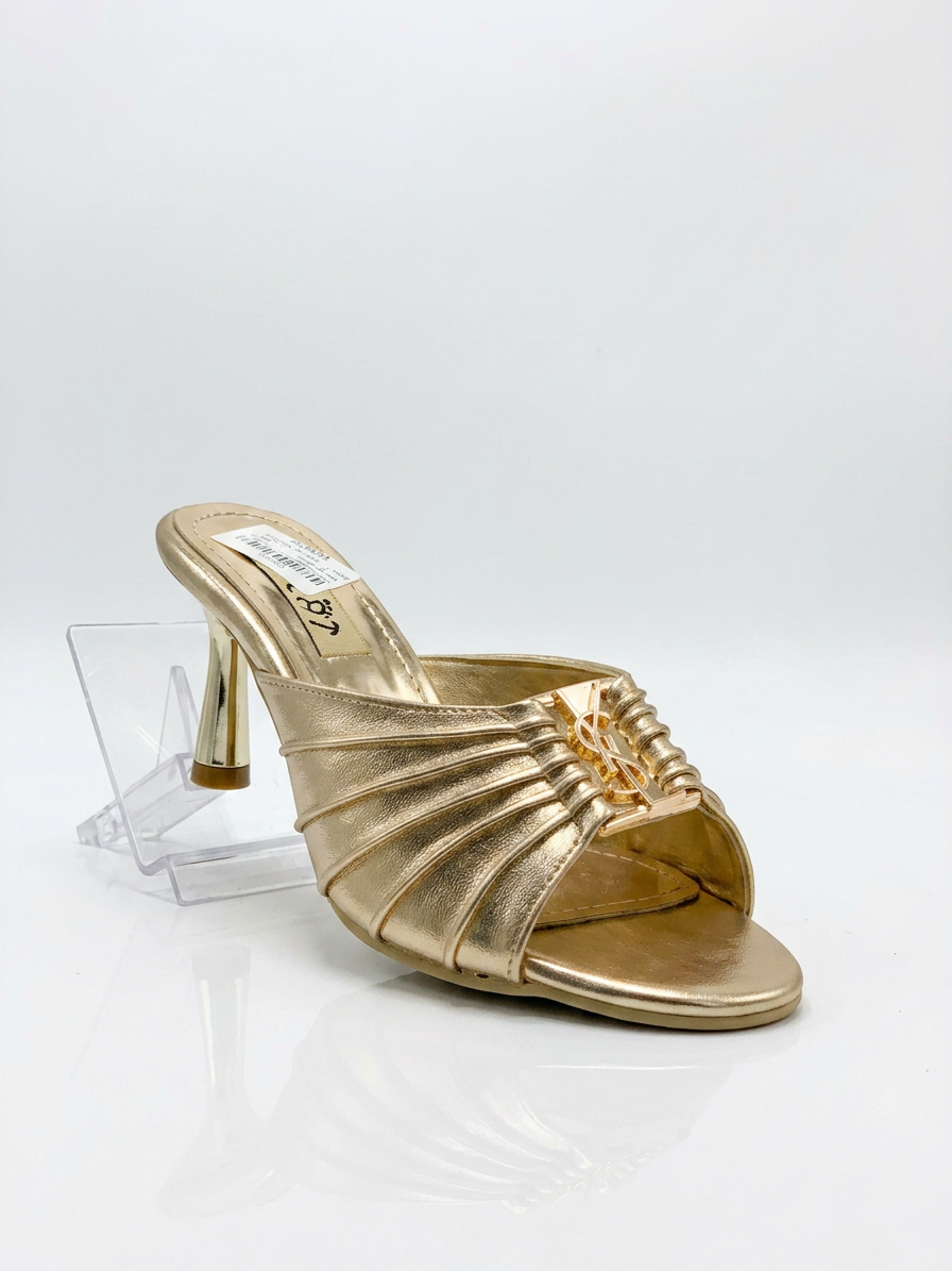 Slippers with an attractive, shiny finish