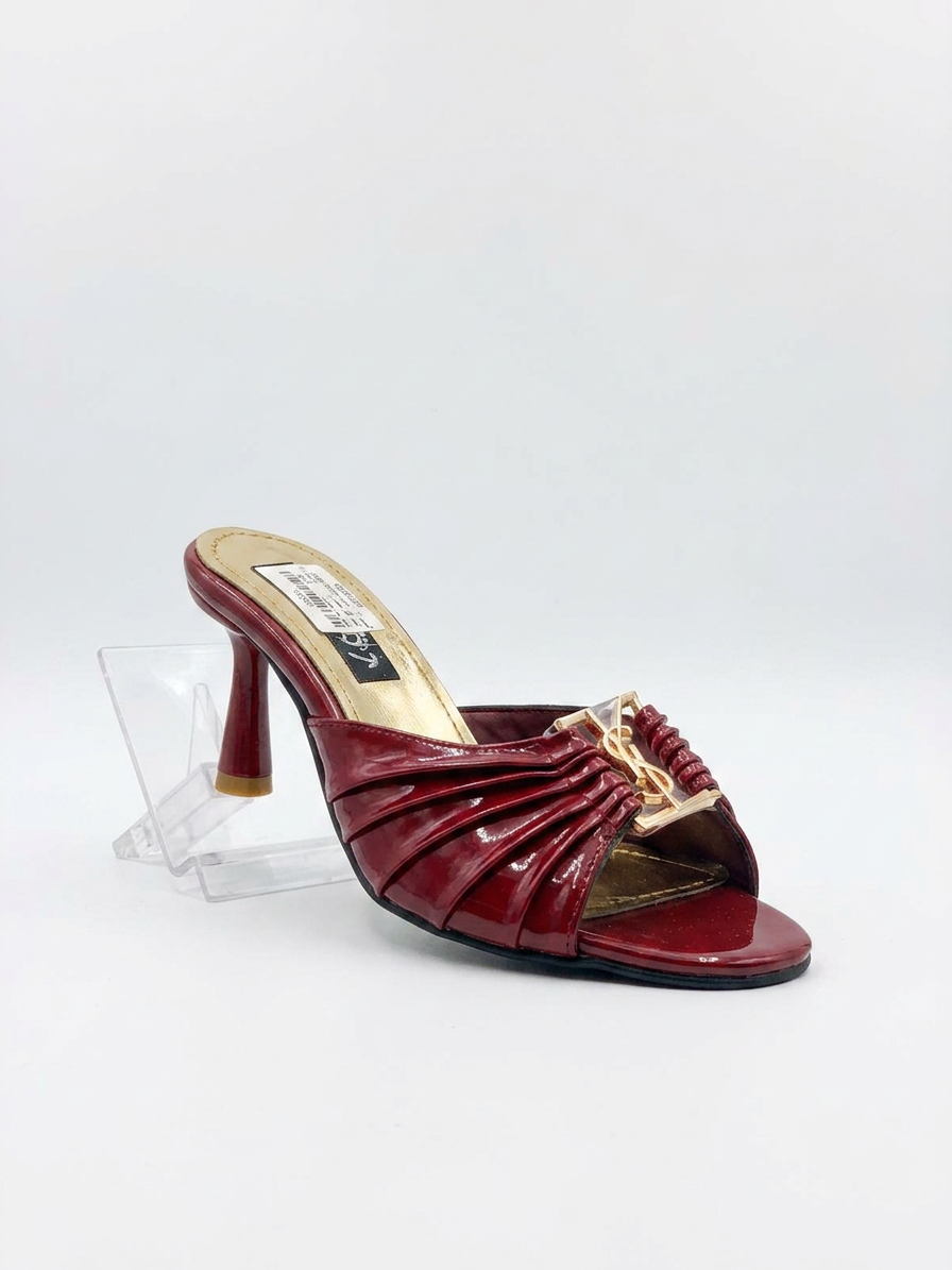 Slippers with an attractive, shiny finish
