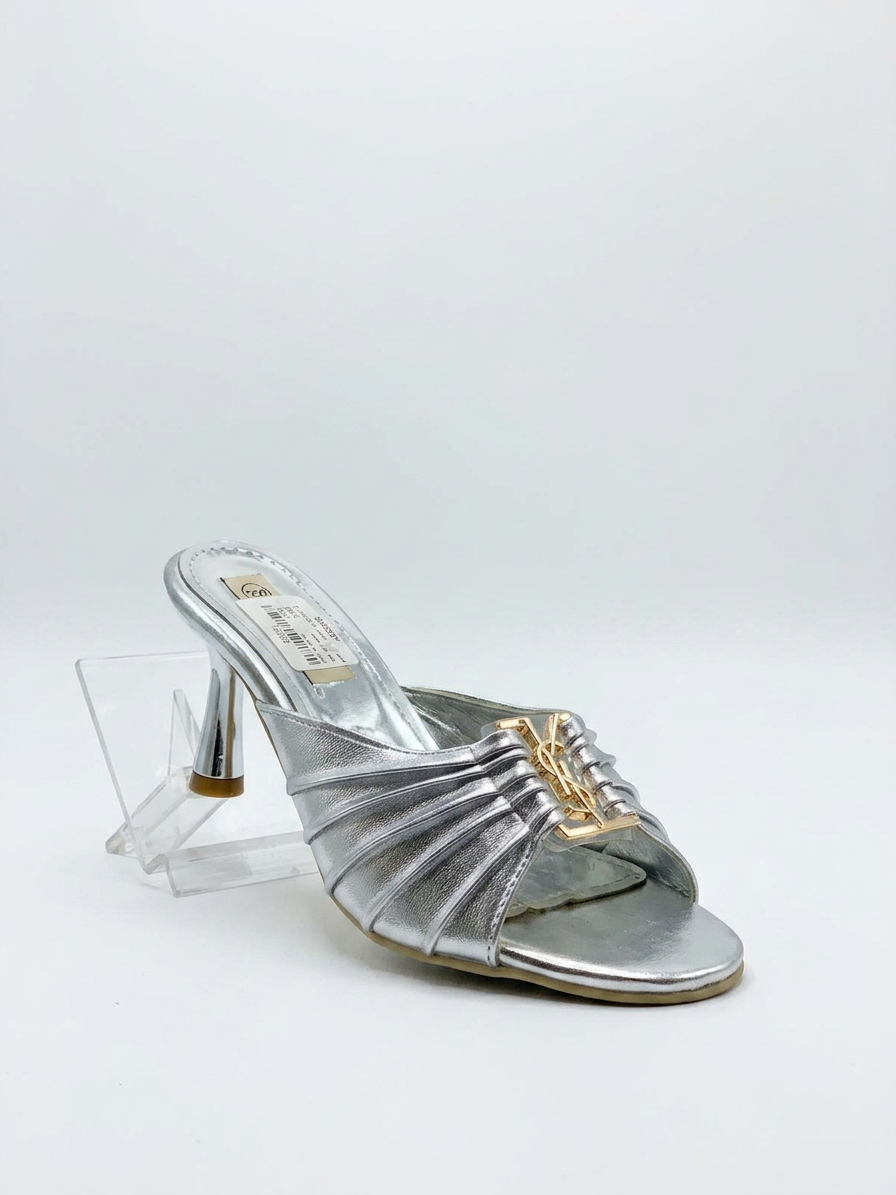 Slippers with an attractive, shiny finish