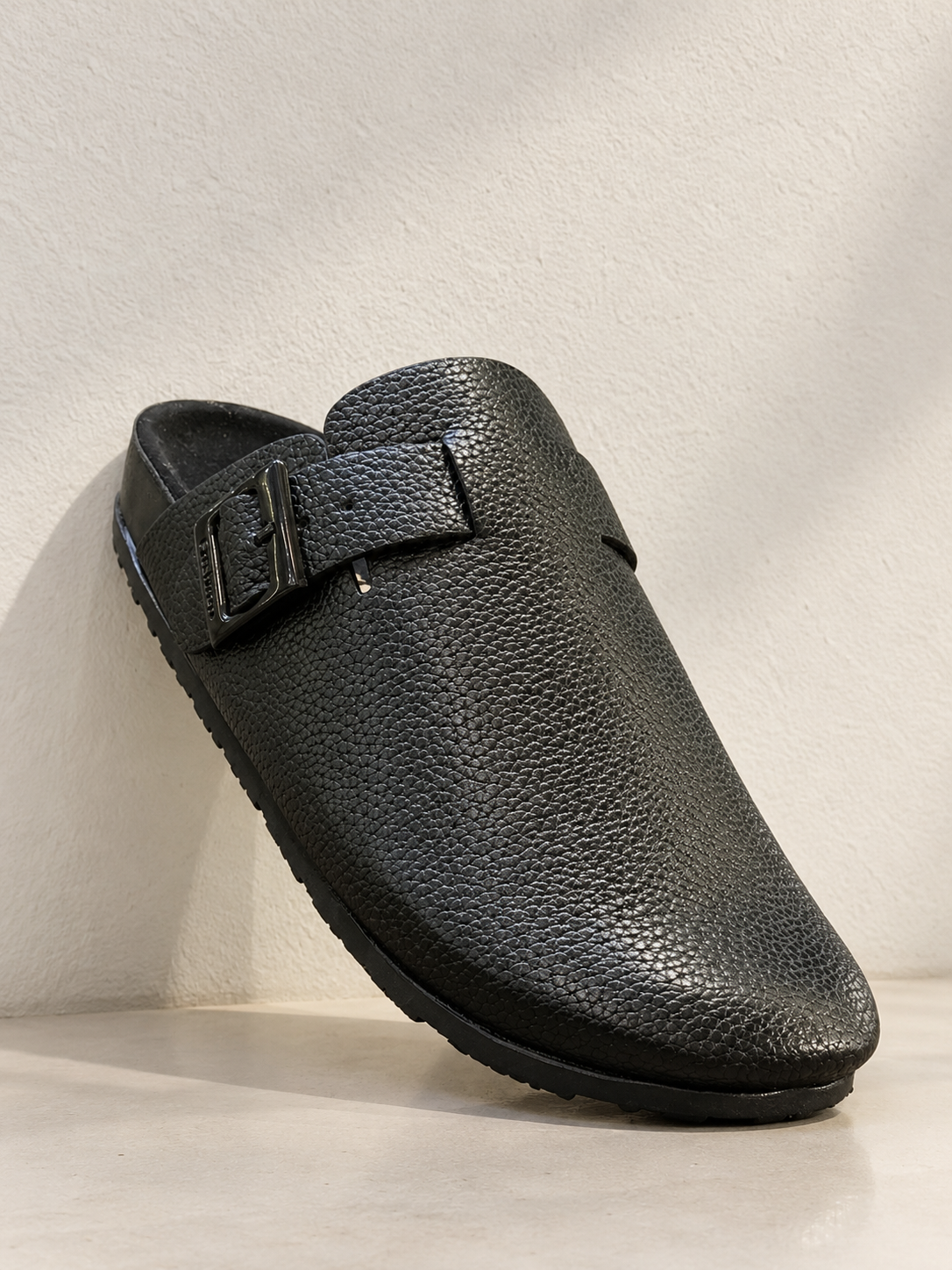 BUCKLE CLOG