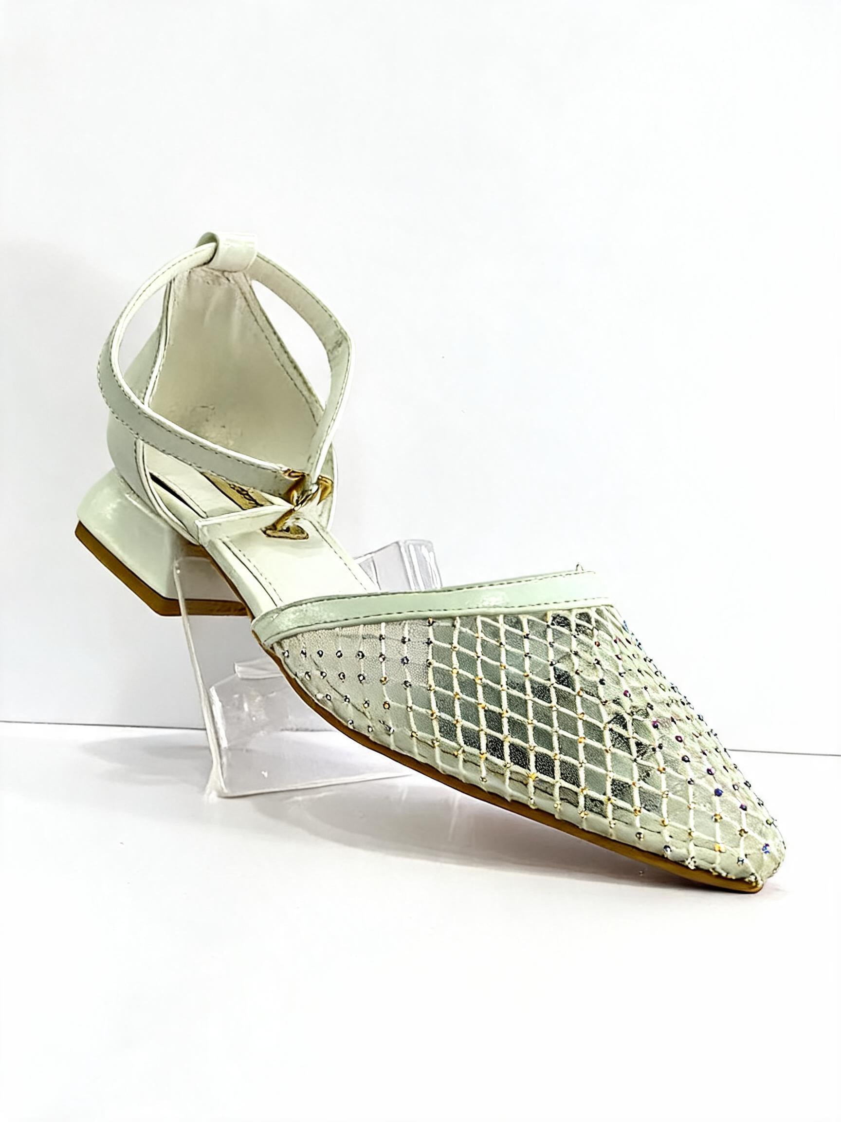 Lace-up shoes with a 2cm heel